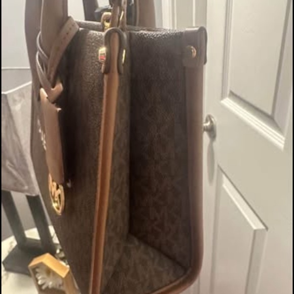 Michael Kors Mirella Women’s MD Crossbody Tote Bag. - Picture 2 of 9